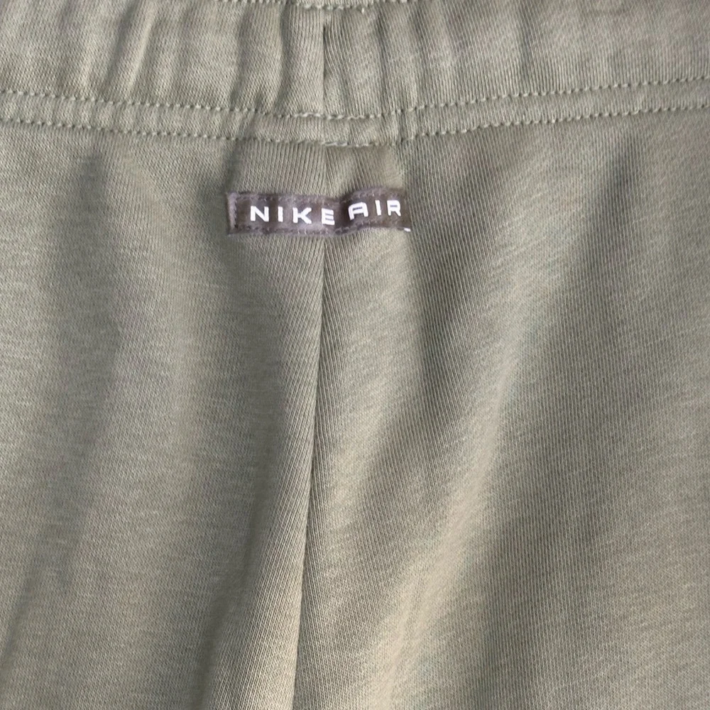 Nike Air Women's Mid-Rise Fleece Joggers size M green preloved no flaws.